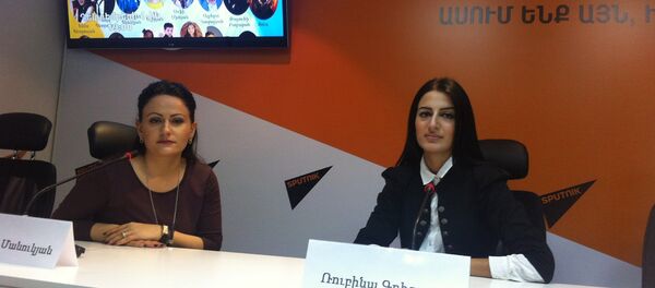 Организатор благотворительного концерта Улыбающиеся цвета Рубина Григорян и председатель общественной организации Ай майрер Нарине Манукян - Sputnik Армения