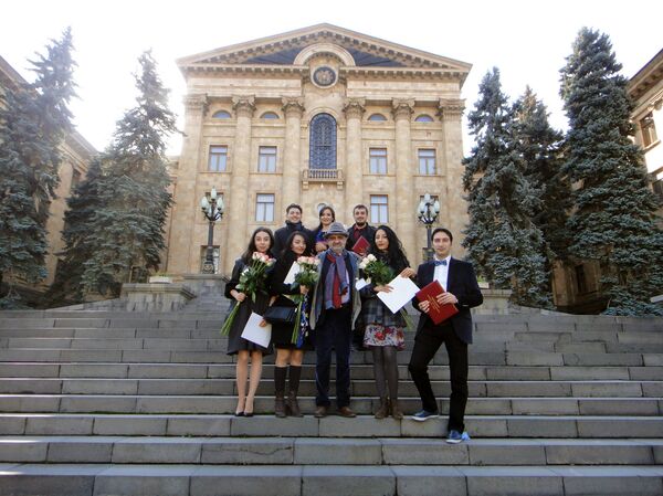 Председатель НС Армении Галуст Саакян вручил грамоты актерам Кукольного театра Еревана Председатель НС Армении Галуст Саакян вручил грамоты актерам Кукольного театра Еревана - Sputnik Արմենիա