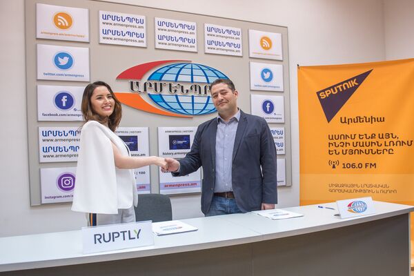 Подписание договора о сотрудничестве между ИА Арменпресс и мультимедийным агенством РАПТЛИ Подписание договора о сотрудничестве между ИА Арменпресс и мультимедийным агенством РАПТЛИ - Sputnik Армения