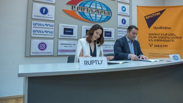 Подписание договора о сотрудничестве между ИА Арменпресс и мультимедийным агенством РАПТЛИ - Sputnik Армения