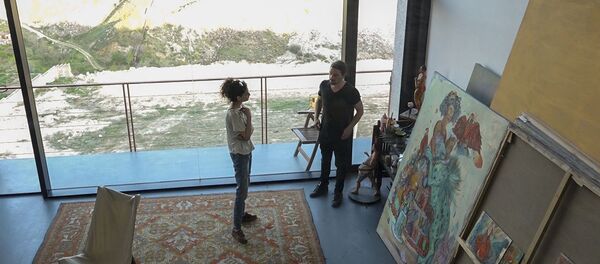 Всемирно известный художник Аршак Саркисян показал экзотическую мастерскую в скале - Sputnik Армения