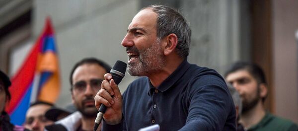 Никол Пашинян во время акции Мой Шаг (13 апреля 2018). Площадь Свободы, Ереван Никол Пашинян во время акции Мой Шаг (13 апреля 2018). Площадь Свободы, Ереван - Sputnik Армения