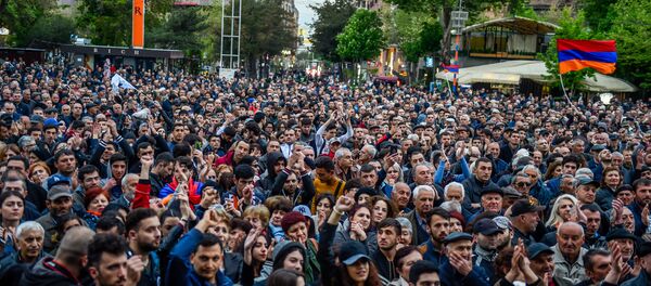 Участники акции протеста Мой Шаг (13 апреля 2018). Площадь Свободы, Ереван Участники акции протеста Мой Шаг (13 апреля 2018). Площадь Свободы, Ереван - Sputnik Армения