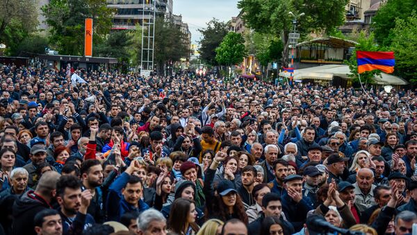 Участники акции протеста Мой Шаг (13 апреля 2018). Площадь Свободы, Ереван - Sputnik Արմենիա