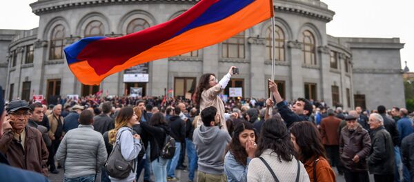 Участники акции протеста Мой Шаг (13 апреля 2018). Площадь Свободы, Ереван Участники акции протеста Мой Шаг (13 апреля 2018). Площадь Свободы, Ереван - Sputnik Армения
