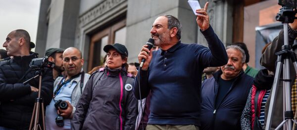 Никол Пашинян во время акции Мой Шаг (13 апреля 2018). Площадь Свободы, Ереван - Sputnik Արմենիա