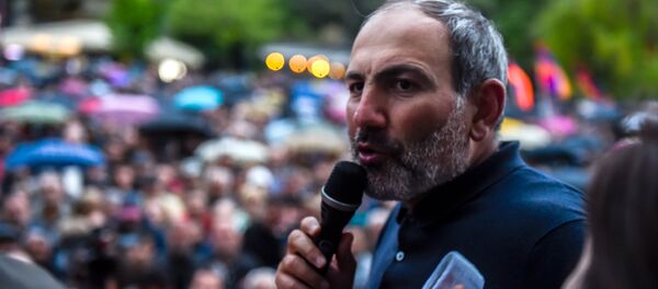 Никол Пашинян во время акции Мой Шаг (13 апреля 2018). Площадь Свободы, Ереван Никол Пашинян во время акции Мой Шаг (13 апреля 2018). Площадь Свободы, Ереван - Sputnik Արմենիա