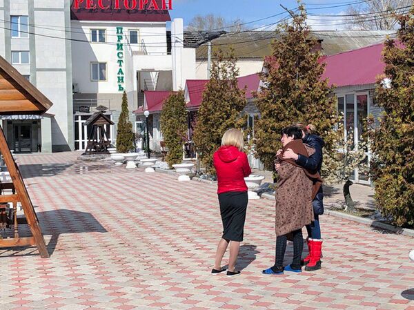 Ани Акопян (посередине) супруга погибшего сотрудника ресторана Пристань Камо Петросяна и дочь погибшего Роберта Акопяна - Sputnik Армения