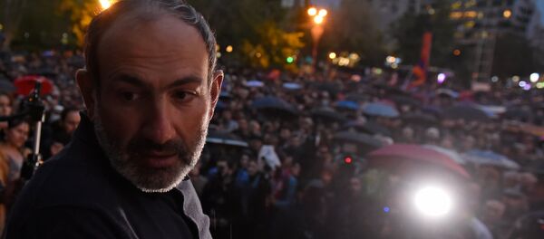 Никол Пашинян во время акции Мой Шаг (13 апреля 2018). Площадь Свободы, Ереван - Sputnik Армения