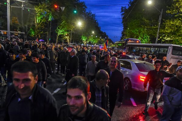 Նիկոլ Փաշինյանի նախաձեռնած բողոքի ակցիայի մասնակիցները (13 ապրիլի 2018թ.), Ֆրանսիայի հրապարակ - Sputnik Արմենիա