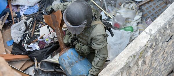 Саперы Международного противоминного центра ВС РФ осматривают разрушенные здания в Алеппо - Sputnik Армения