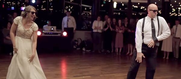 Забавный танец отца на свадьбе дочери Забавный танец отца на свадьбе дочери - Sputnik Армения