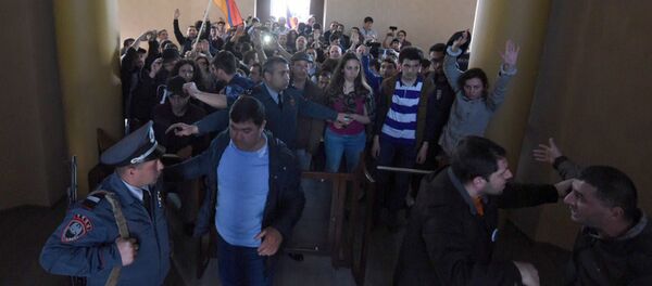 Захват оппозиционерами Дома Радио Захват оппозиционерами Дома Радио - Sputnik Արմենիա