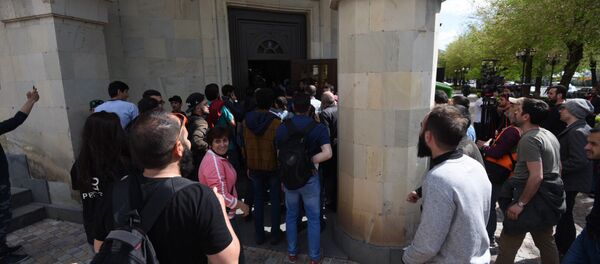 Захват оппозиционерами Дома Радио (14 апреля 2018). Ереван Захват оппозиционерами Дома Радио (14 апреля 2018). Ереван - Sputnik Արմենիա