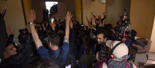 Захват оппозиционерами Дома Радио Захват оппозиционерами Дома Радио - Sputnik Արմենիա