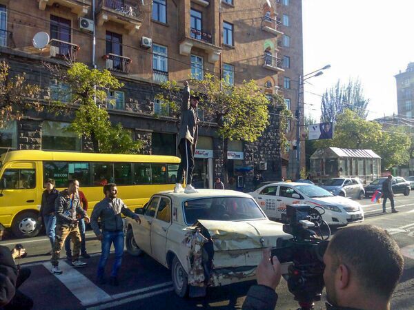 Активисты акции протеста Мой Шаг начали блокировать движение в центре города (16 апреля 2018). Улица Московян, Ереван - Sputnik Армения