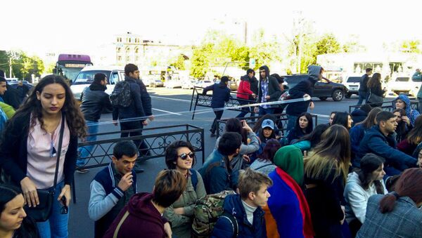 Активисты акции протеста Мой Шаг начали блокировать движение в центре города (16 апреля 2018). Улица Абовяна, Ереван - Sputnik Армения