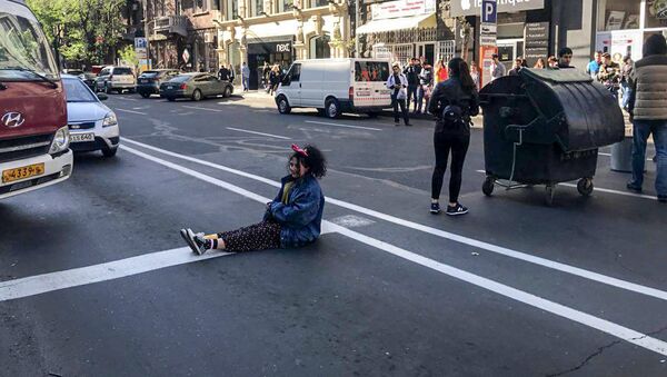 Девушка - активист сидит на перекрестке улицы Амирян и проспекта Маштоц - Sputnik Армения