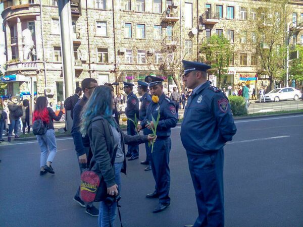 Աբովյան փողոցում ոստիկաները կանխում են ցուցարարների առաջխաղացումը - Sputnik Արմենիա