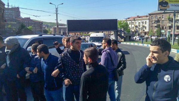 Ситуация на улице Гераци (16 апреля 2018). Ереван - Sputnik Армения