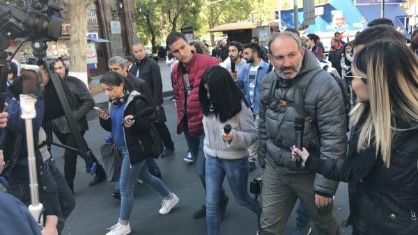 Никол Пашинян и журналисты в центре Еревана - Sputnik Արմենիա