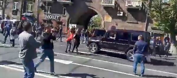 Водитель иномарки проехал через перекрытую улицу Корьюна 14 апреля 2018, видео Водитель иномарки проехал через перекрытую улицу Корьюна 14 апреля 2018, видео - Sputnik Արմենիա