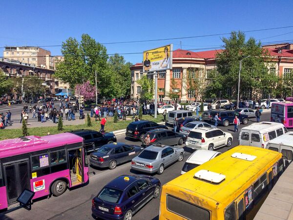 Ситуация на перекрестке улиц Корьюна и Гераци (16 апреля 2018). Ереван - Sputnik Армения