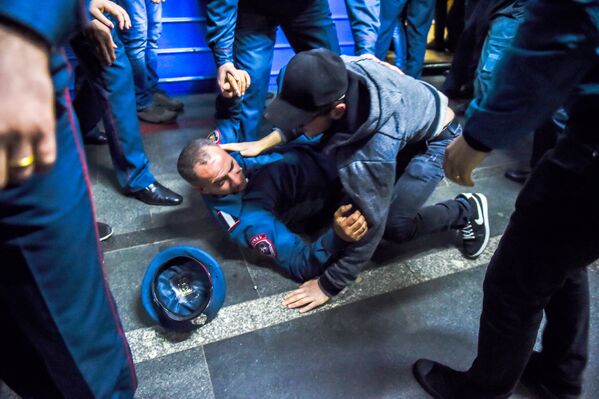 Ситуация на станции метро Еритасардакан (16 апреля 2018). Ереван - Sputnik Армения