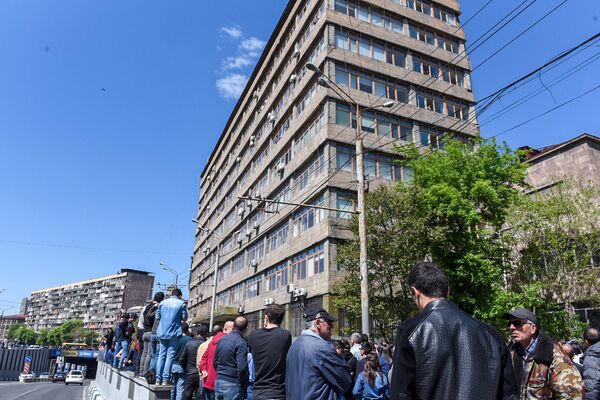 Ситуация на улице Ханджян рядом с Гос.педагогическим университетом Армении (16 апреля 2018). Ереван - Sputnik Армения