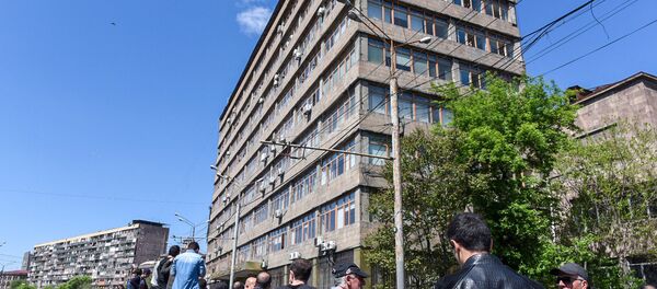 Ситуация на улице Ханджян рядом с Гос.педагогическим университетом Армении (16 апреля 2018). Ереван Ситуация на улице Ханджян рядом с Гос.педагогическим университетом Армении (16 апреля 2018). Ереван - Sputnik Армения