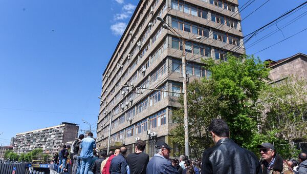 Ситуация на улице Ханджян рядом с Гос.педагогическим университетом Армении (16 апреля 2018). Ереван - Sputnik Արմենիա