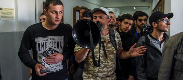 Лидер оппозиционной фракции Елк Никол Пашинян в Гос.педагогическом университете Армении (16 апреля 2018). Ереван - Sputnik Армения