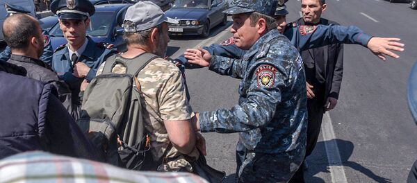 Лидер оппозиционной фракции Елк Никол Пашинян на мосту Победа (16 апреля 2018). Ереван - Sputnik Армения