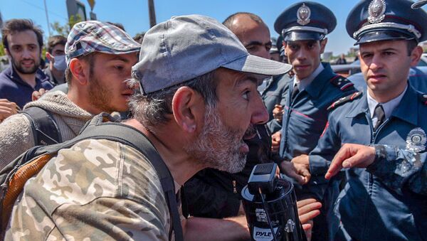 Лидер оппозиционной фракции Елк Никол Пашинян на мосту Победа (16 апреля 2018). Ереван - Sputnik Армения