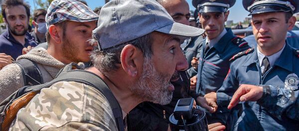 Лидер оппозиционной фракции Елк Никол Пашинян на мосту Победа (16 апреля 2018). Ереван Лидер оппозиционной фракции Елк Никол Пашинян на мосту Победа (16 апреля 2018). Ереван - Sputnik Արմենիա