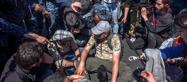 Лидер оппозиционной фракции Елк Никол Пашинян на мосту Победа (16 апреля 2018). Ереван взгляд рупор мегафон - Sputnik Армения