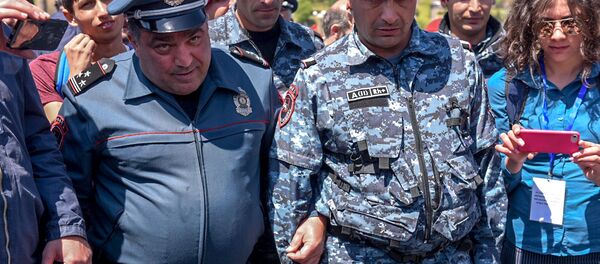 Полиция Армении на мосту Победа (16 апреля 2018). Ереван Полиция Армении на мосту Победа (16 апреля 2018). Ереван - Sputnik Արմենիա