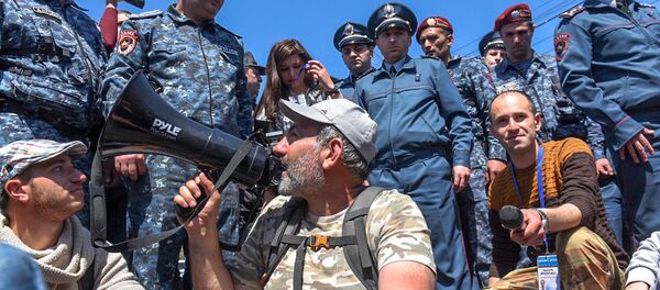 Лидер оппозиционной фракции Елк Никол Пашинян на мосту Победа (16 апреля 2018). Ереван - Sputnik Армения