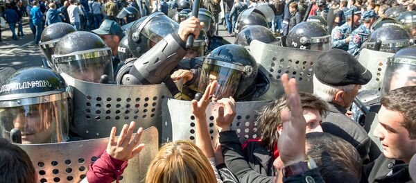 Беспорядки на проспекте Баграмяна (16 апреля 2018). Ереван Беспорядки на проспекте Баграмяна (16 апреля 2018). Ереван - Sputnik Армения