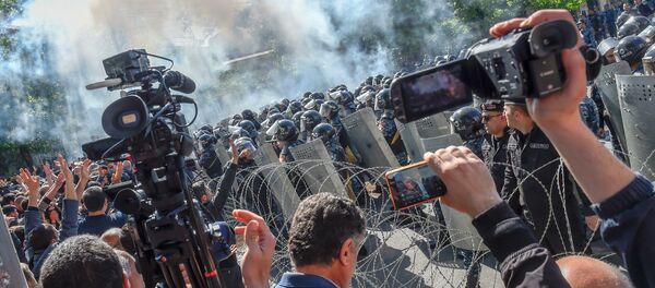 Беспорядки на проспекте Баграмяна (16 апреля 2018). Ереван Беспорядки на проспекте Баграмяна (16 апреля 2018). Ереван - Sputnik Армения