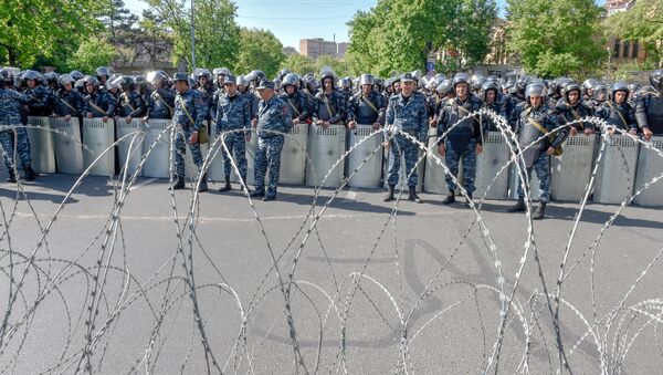 Полицейский кордон на проспекте Баграмян (16 апреля 2018). Ереван - Sputnik Армения