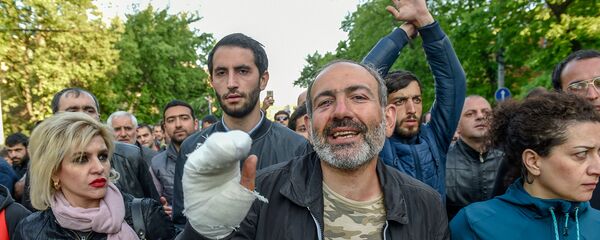 Никол Пашинян вернулся на проспект Баграмяна после выписки из МЦ Наири - Sputnik Армения