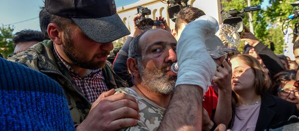 Никол Пашинян вернулся на проспект Баграмяна после выписки из МЦ Наири (16 апреля 2018). Ереван - Sputnik Армения