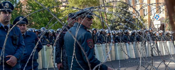 Полицейский кордон во главе с заместителем начальника полиции Еревана Валерием Осипяном на проспекте Баграмян (16 апреля 2018). Ереван - Sputnik Армения
