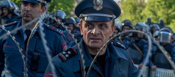 Полицейский кордон во главе с заместителем начальника полиции Еревана Валерием Осипяном на проспекте Баграмян (16 апреля 2018). Ереван - Sputnik Армения