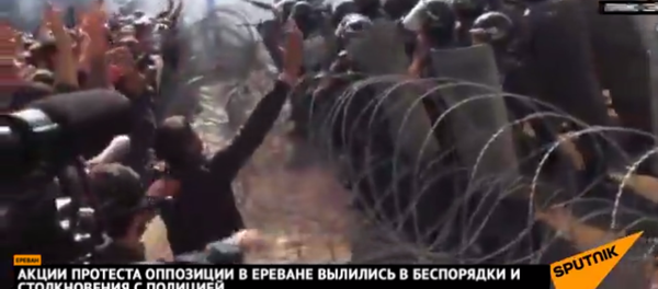 Акции протеста оппозиции в Ереване вылились в беспорядки и столкновения с полицией Акции протеста оппозиции в Ереване вылились в беспорядки и столкновения с полицией - Sputnik Армения