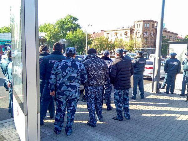 Полицейские на улице Абовян (17 апреля 2018). Ереван - Sputnik Армения