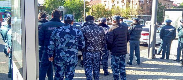 Полицейские на улице Абовян (17 апреля 2018). Ереван - Sputnik Армения