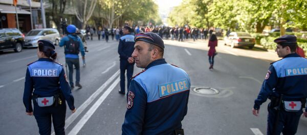 Полиция идет вслед за активистами по улице Саят-Нова (17 апреля 2018). Ереван - Sputnik Армения