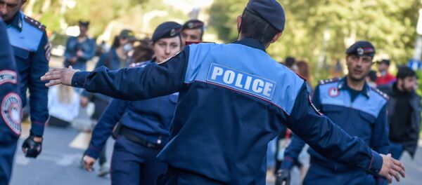 Полицейские идут всед за активистами по проспекту Саят-Нова (17 апреля 2018). Ереван - Sputnik Армения